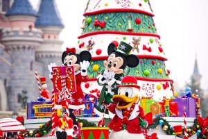 Paradenwagen mit Mickey Mouse und Weihnachtsbaum vor dem Schloss