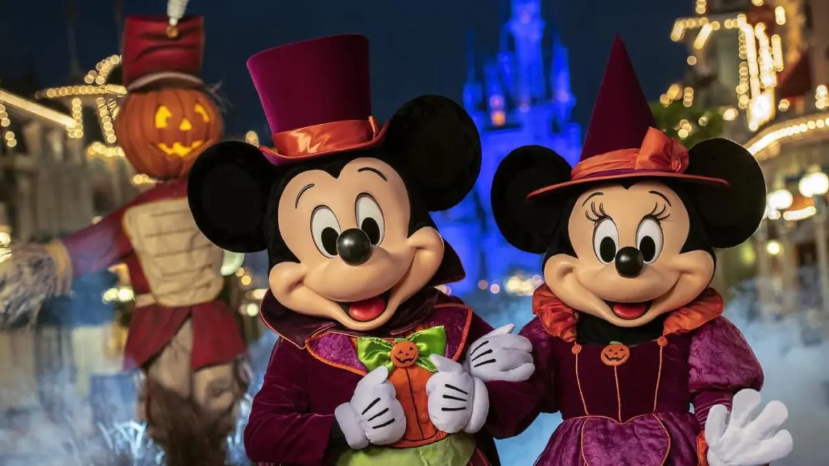 Mickey und Minnie im Halloweenoutfit Mickey und Minnie im Halloween Kostüm vor dem Schloss auf der Main Street U.S.A.