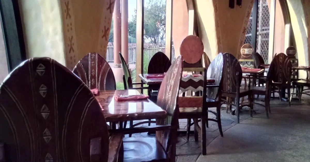 Gastraum im Sanaa Tische und Stühle aus Holz an der Fensterfront des Restaurants Sanaa aufgereiht