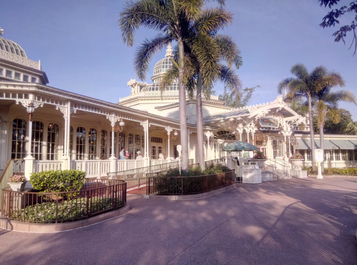 Außenansicht des Crystal Palace im Magic Kingdom