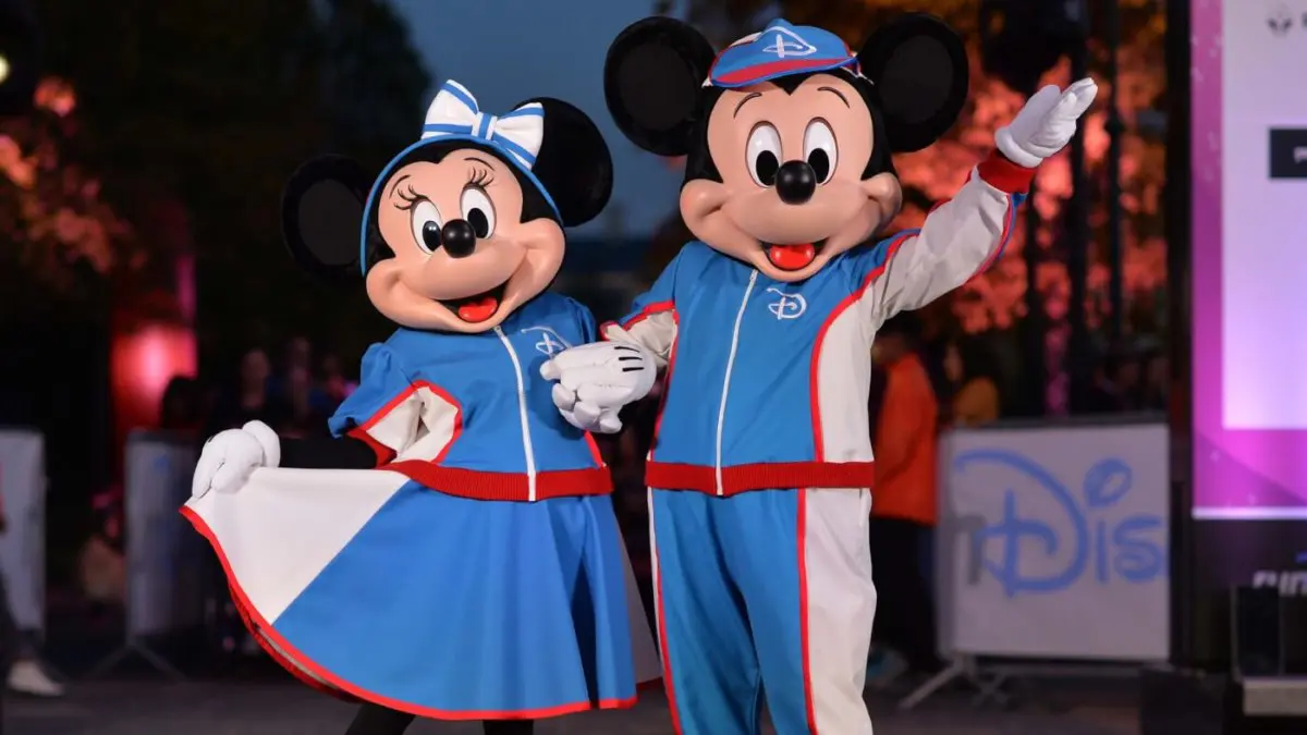 Mickey und Minnie tragen ihre Loufoutfits, die sie stolz den Fotografen präsentieren