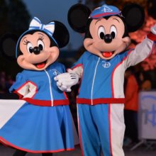 Mickey und Minnie tragen ihre Loufoutfits, die sie stolz den Fotografen präsentieren