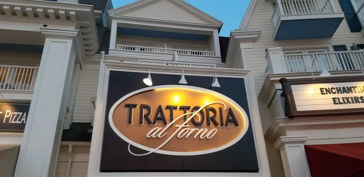 Schild über dem Eingang der Trattoria al Forno