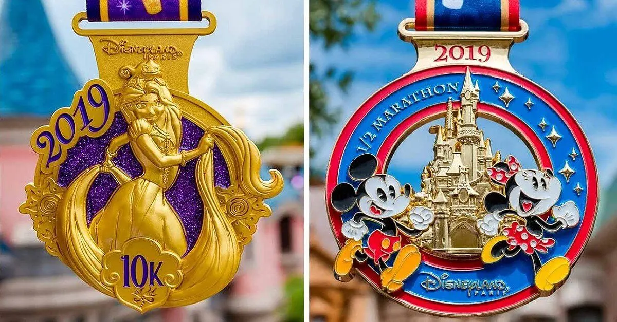 Meaille mit Rapunzel für den 10 Kilometer-Lauf und Medaille mit Mickey und Minnie vor dem Schloss für den Halbmarathon