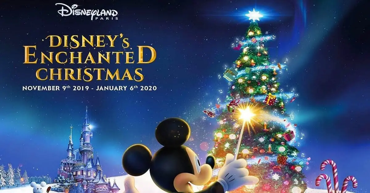 Werbung für Weihnachtssaison Mickey Mouse vor dem Weihnachtsbaum am Märchenschloss in Disneyland Paris