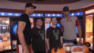 zwei NBA-Spieler mit Fans in der NBA Experience