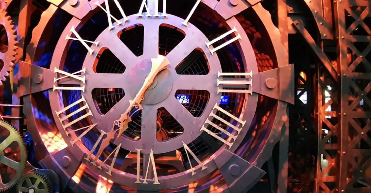 große Uhr im Eingangsbereich des "The Edison"-Restaurants