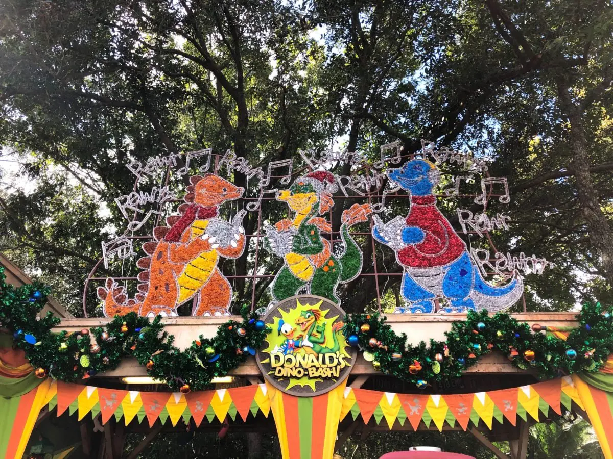 Dinosaurier Leuchtschilder eine farbenfrohe Weihnachtsdekoration im Dinoland im Animal Kingdom