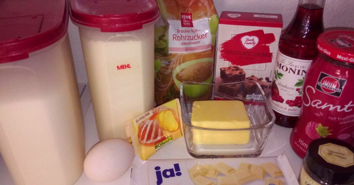 Mehl, Zucker, Kakao, Butter, Ei, weiße Schokolade und Himberrmarmelade - Zutaten für die Cookies