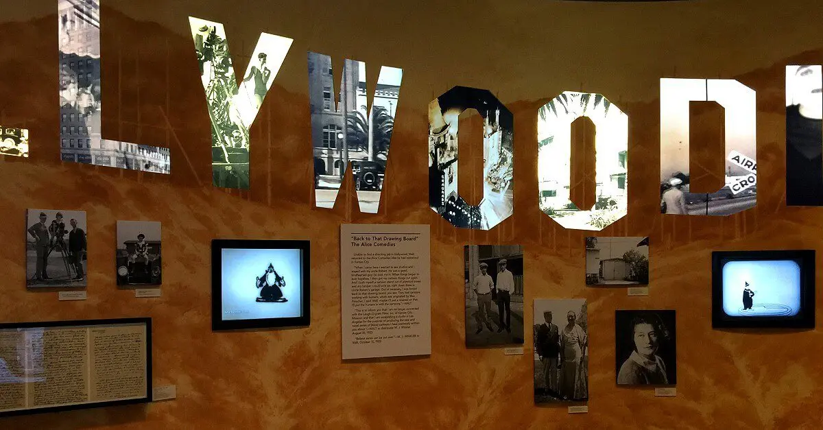Wand mit Fotos und Bildschirmen im Walt Disney Family Museum in San Francisco