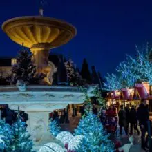 Imbissbuden und ein weihnachtlich beleuchteter Brunnen in Disneyland Paris