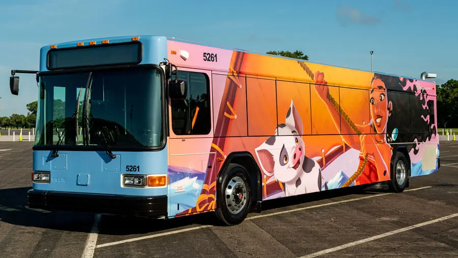 ein Disneybus mit Vaianamotiv steht auf einem Parkplatz