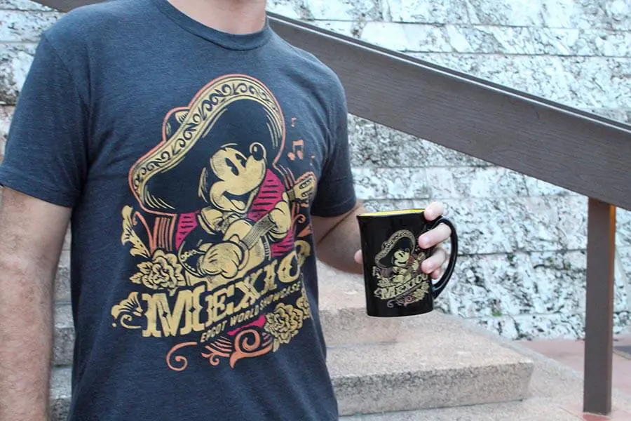Disney World Souvenirs ein Mann in einem Shirt mit Mexico-Aufdruck hält eine Tasse in der Hand