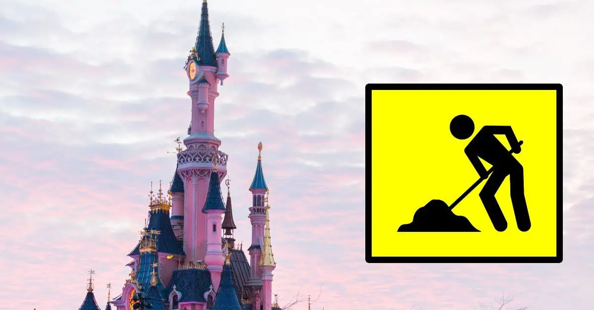 Baustelle am Schloss Schloss in Disneyland Paris mit Baustellenschild