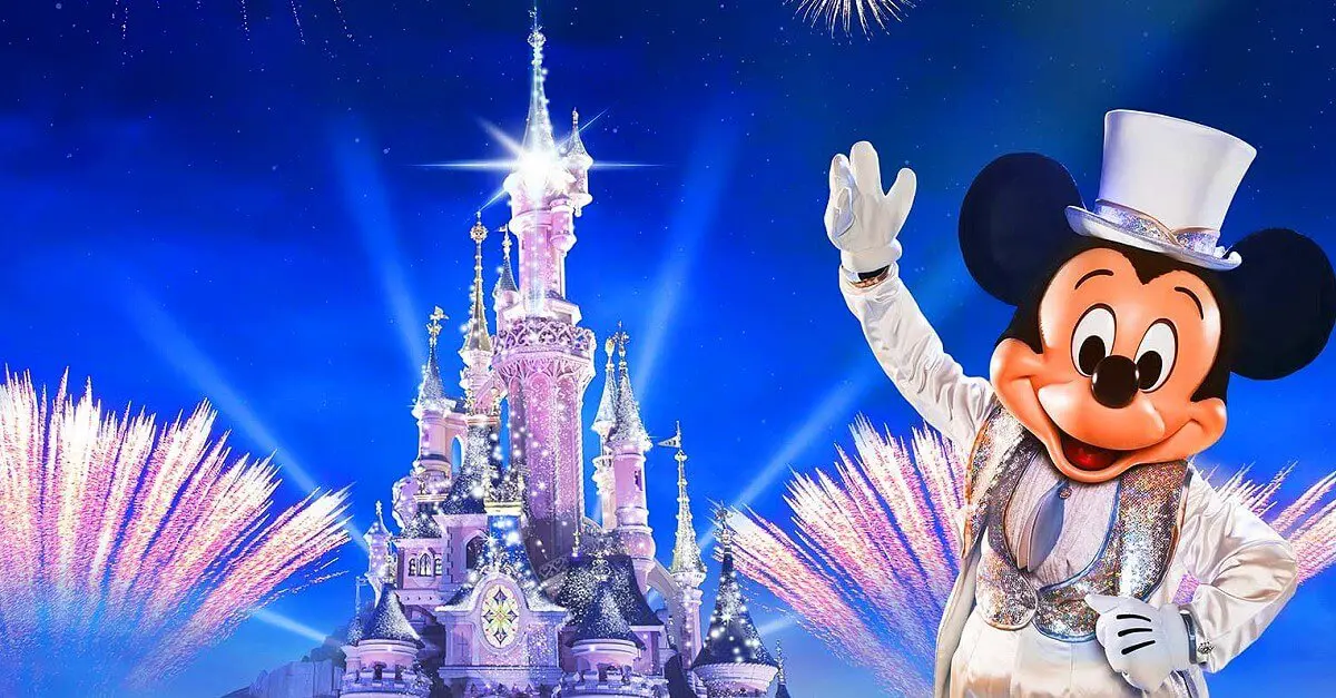 Mickey Mouse im weißen Frack Mickey Mouse im weißen Frack mit Zylinder vor dem Schloss in Disneyland Paris