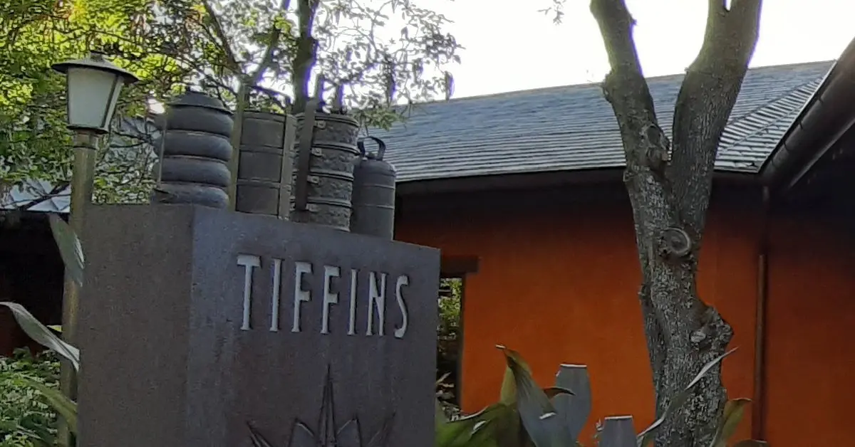 Das Eingangsschild zum Restaurant Tiffins