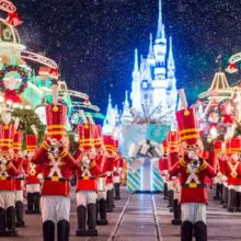 Nussknacker in der Weihnachtsparade auf der Main Street U.S.A. vor dem Cinderella Schloss bei festlicher Beleuchtung