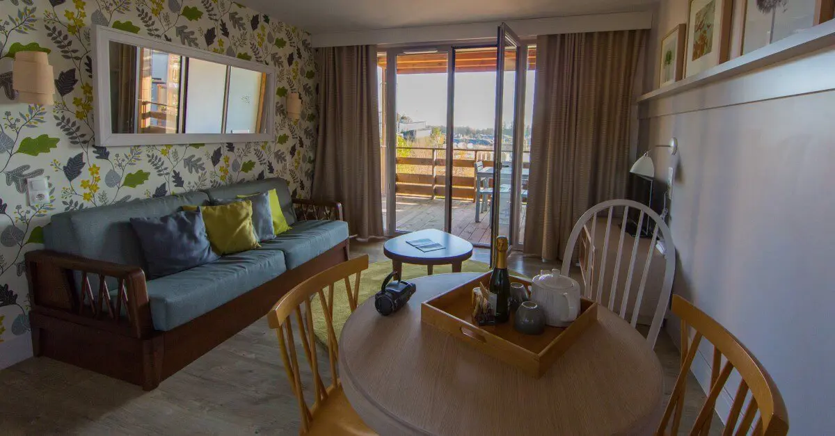 Wohnzimmer in Ferienwohnung Ferienwohnung Wohnzimmer mit Sofa, Esstisch und Balkon