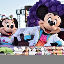 Mickey und Minnie in Ihren bunten Outfits