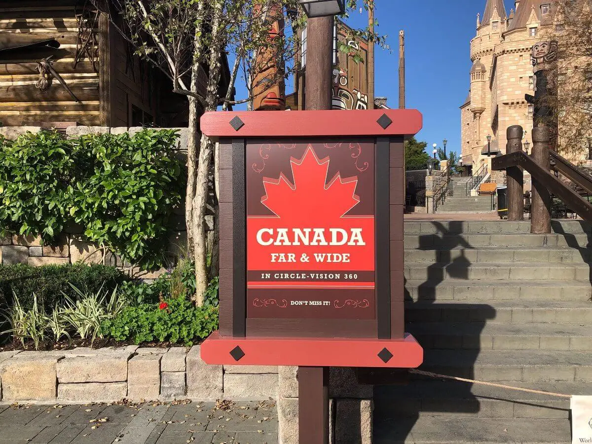 Canada Far & Wide Blick auf ein Schild zum Film "Canada Far and Wide" im Kanada Pavillon in Epcot