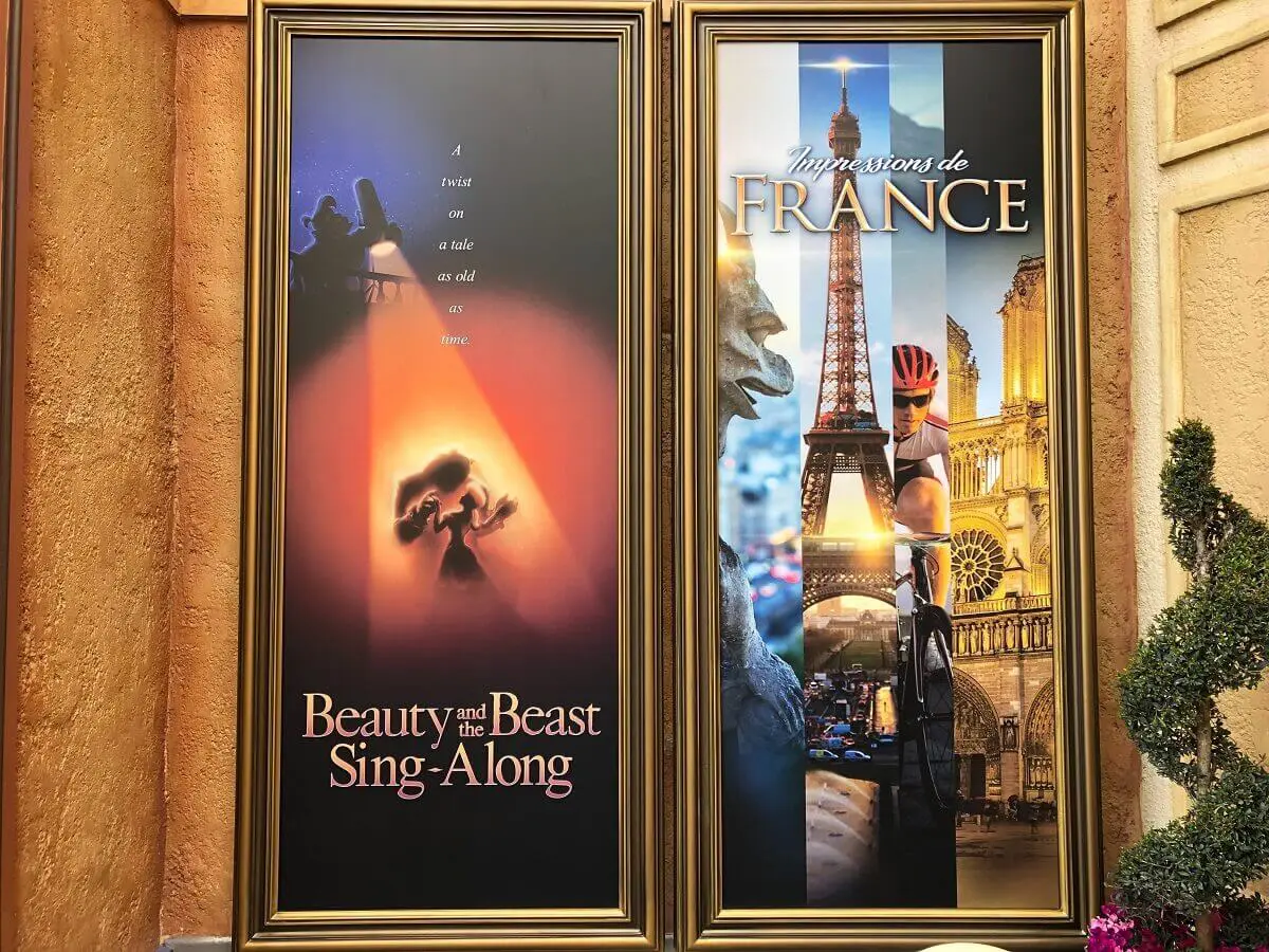 Poster im Frankreich Pavillon Zwei Poster zu "Beauty and the Beast Sing-Along" und "Impressions de France" im Frankreich-Pavillon in Epcot