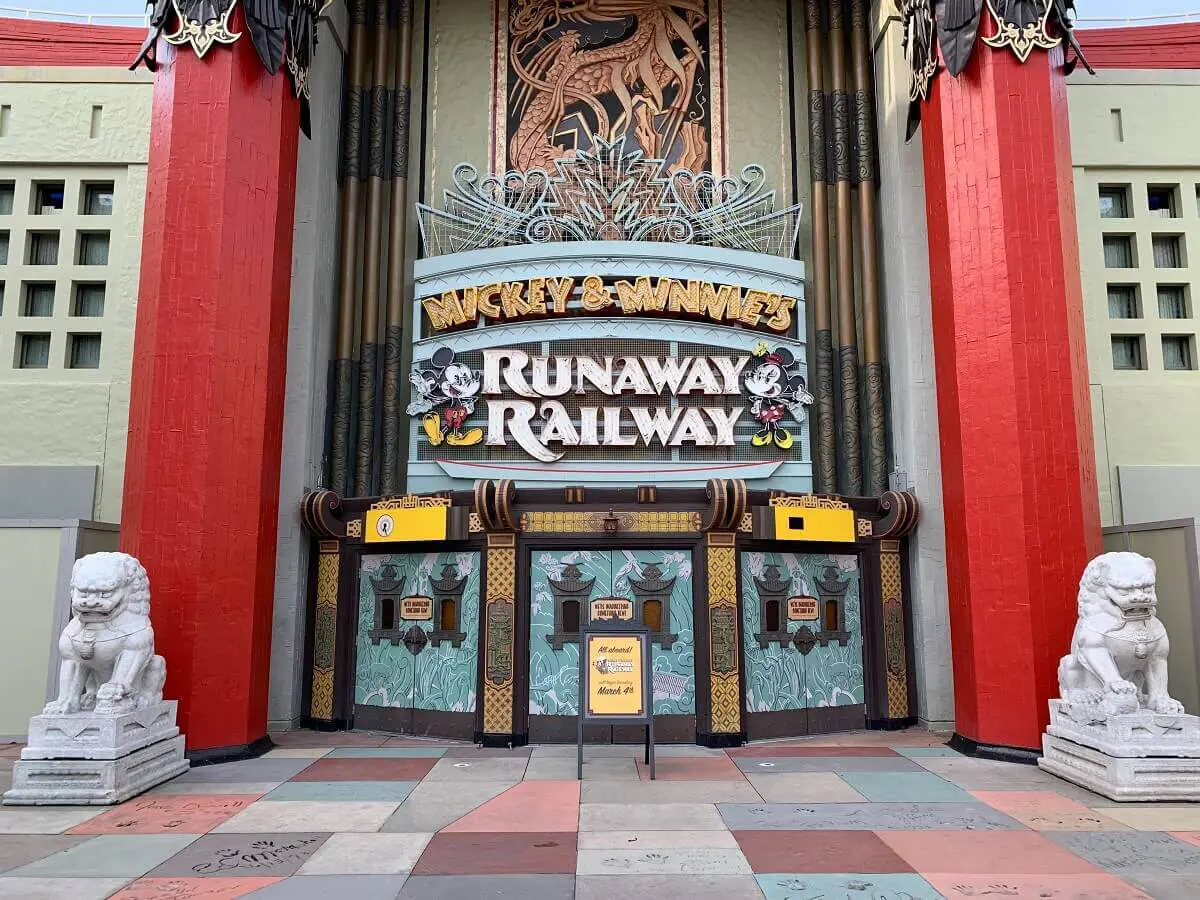 Mickey & Minnie's Runaway Railway Blick auf den Eingang zur Attraktion "Mickey & Minnie's Runaway Railway" in den Hollywood Studios