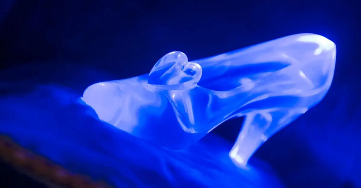 Cinderellas Glasschuh Cinderellas Schuh aus Glas auf einem blauen Kissen