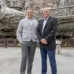 Bob Iger und Bob Chapek stehen nebeneinander vor dem Millenium Falcon in Galaxy's Edge