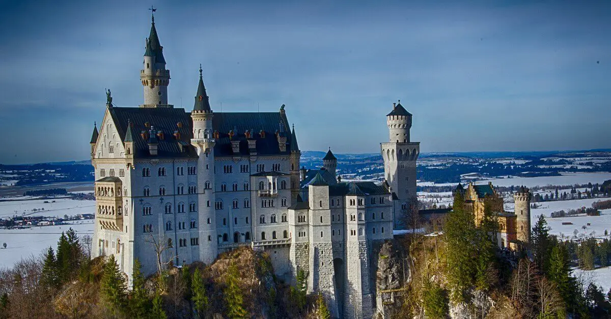 Neuschwanstein Schloss Neuschwanstein vor verschneiter Landschaft