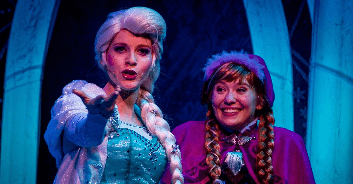Anna und Elsa auf der Bühne Elsa und Anna singen gemeinsam im Eispalast