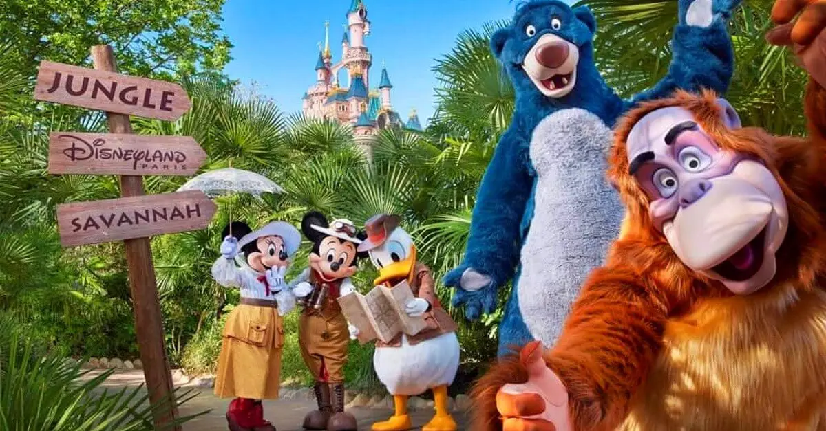 King Loui, Balu, Donald Duck, Mickey Mouse und Minnie Mouse im Dschungel vor dem Schloss in Disneyland Paris