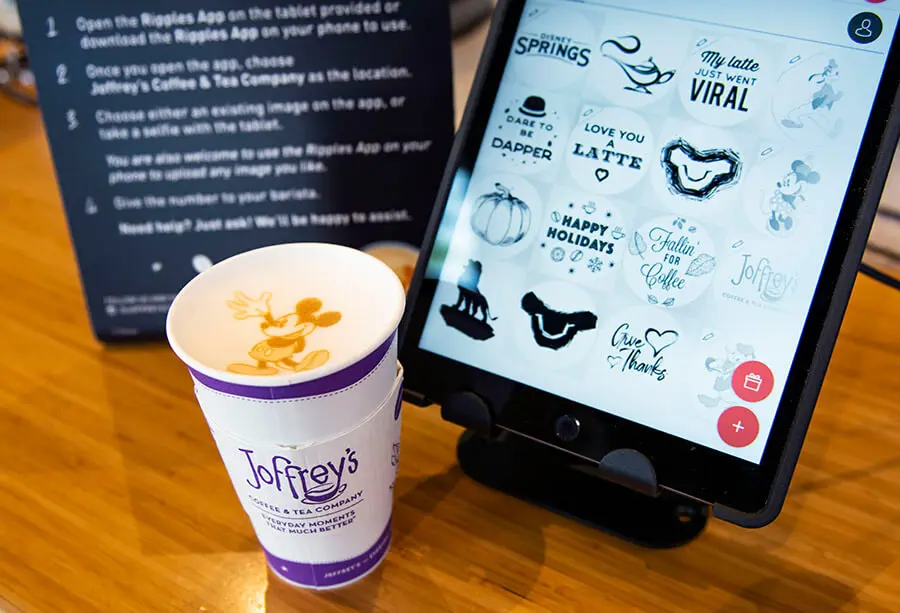 Kaffee mit Mickey Mouse Motiv vor einem Tablet steht ein Joffreys Kaffee mit Mickey Maus-Motiv