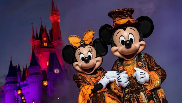 Mickey & Minnie im Halloweenkostüm Mickey und Minnie sind in Halloweenkostümen vor dem Cinderella Castle im Magic Kingdom zu sehen