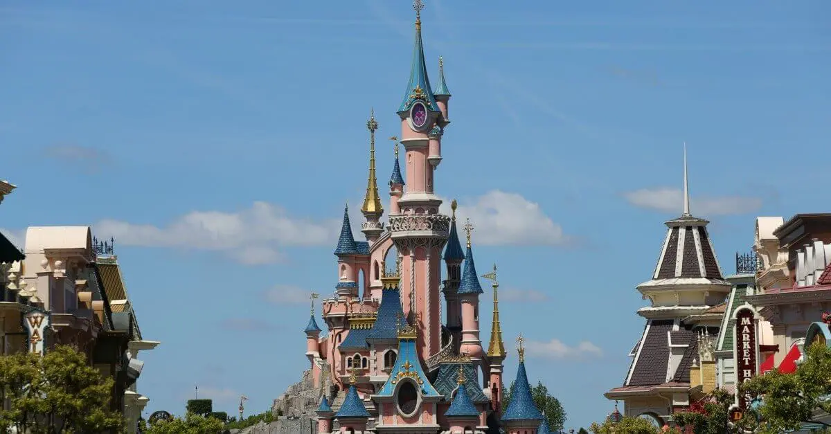 Dornröschen Schloss des Disneyland Paris vor blauem Himmel