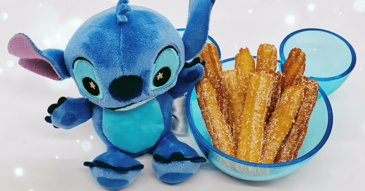 Disney Churro Bites Churro Bites in einer Schüssel mit Stitch als Dekoration