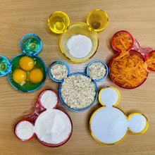 Zutaten für den Teig des Karottenkuchen aus dem Plaza Gardens in kleinen Mickey Schüsseln