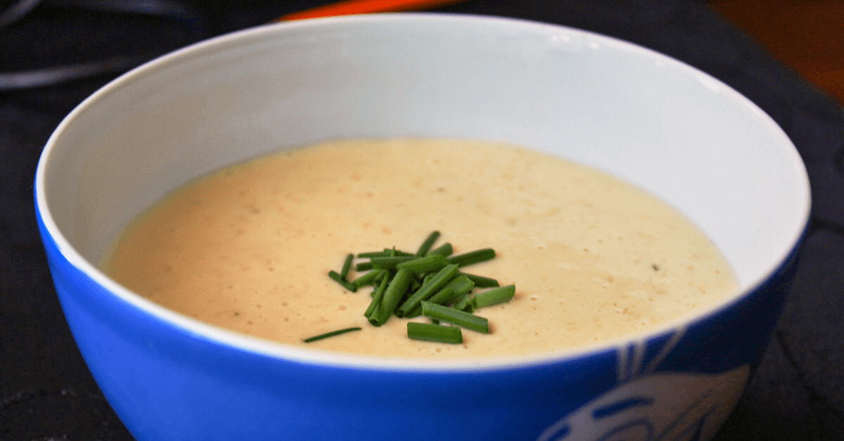 Eine Schüssel mit kanadischer Käsesuppe, garniert mit etwas Schnittlauch