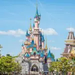 Sleeping Beauty Castle am Ende der Main Street, die von Bäumen gesäumt wird