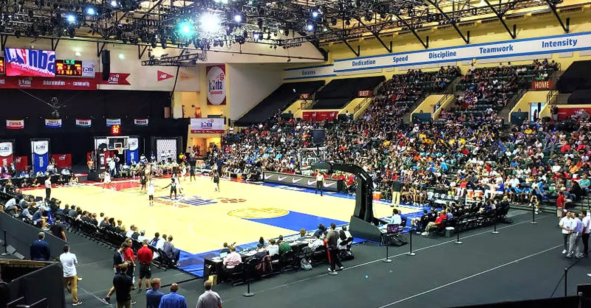 NBA Spiel in Walt Disney World: gut gefüllte Zuschauerränger an einem Basketballfeld