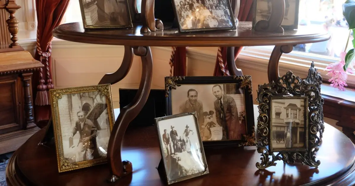 Bilderrahmen mit Fotografien von Walt Disney im Restaurant Walt's