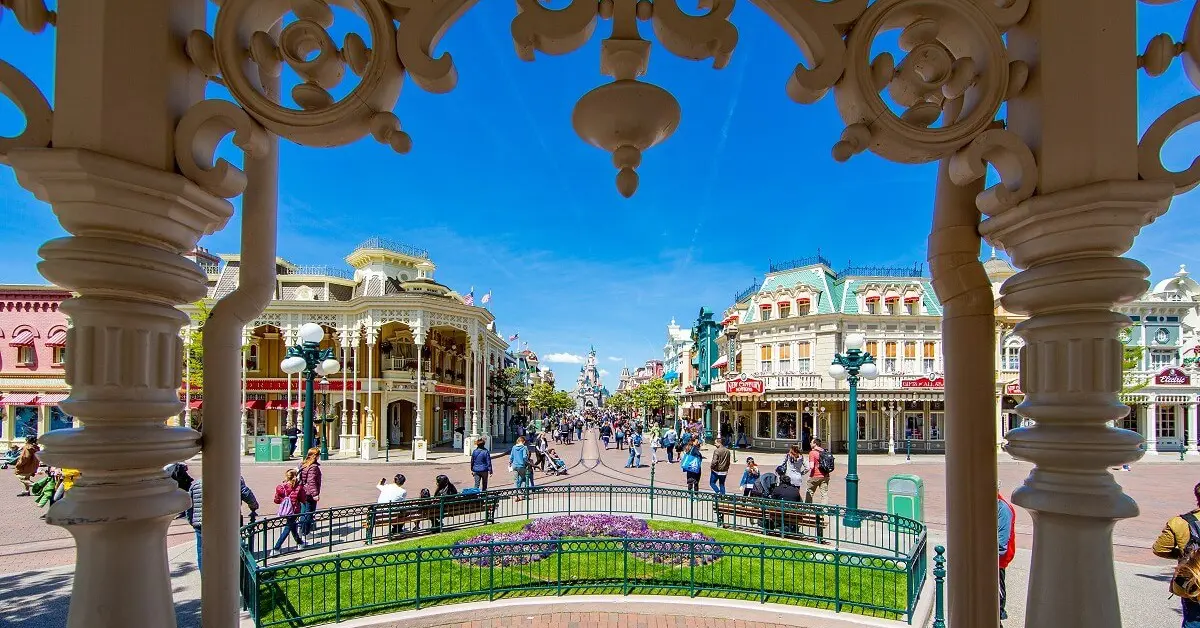 Blick vom Pavillon auf dem Town Square entlang der Main Street U.S.A. in Richtung des Dornröschen-Schlosses