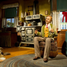 Eine Audio-Animatronic-Figur sitzt in einer Szene im Carousel of Progress im Magic Kingdom