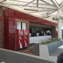 Coca Cola Bar Blick auf die Coca-Cola Getränkeautomaten auf der Dachterrasse des Coca-Cola-Stores