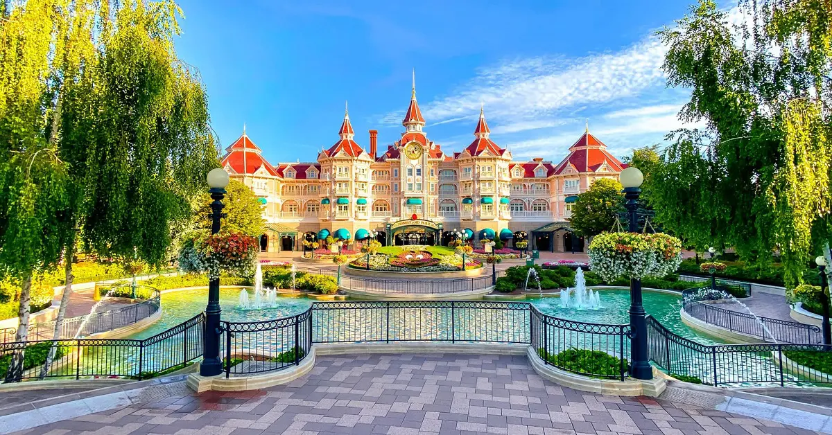 Disneyland Hotel Blick auf den Eingang zum wieder geöffneten Disneyland Park