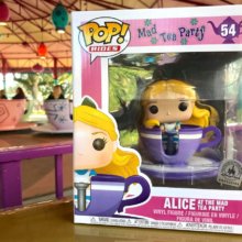 Funko Pop Figur zur Attraction Mad Tea Party mit Alice im Wunderland in einer Teetasse