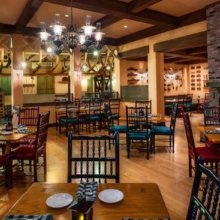 Blick in einen Speiseraum des Restaurants Boatwright's Dining Hall im Port Orleans Resort Riverside