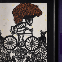Ein Kunstwerk passend zum Dia de Muertos hängt an einer Wand im mexikanischen Pavillon in Epcot