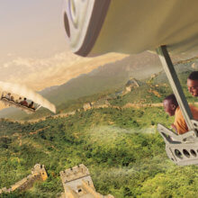 Besucher fliegen in der Attraktion Soarin in Epcot über chinesische Landschaften