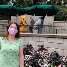Dörthe posiert zusammen mit Winnie Puuh und Iah in sicherer Entfernung für ein Foto