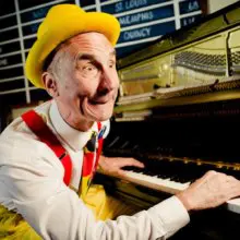 Yehaa Bob am Klavier Der Unterhaltungskünstler Yehaa Bob spielt auf seinem Klavier in der River Roost Lounge